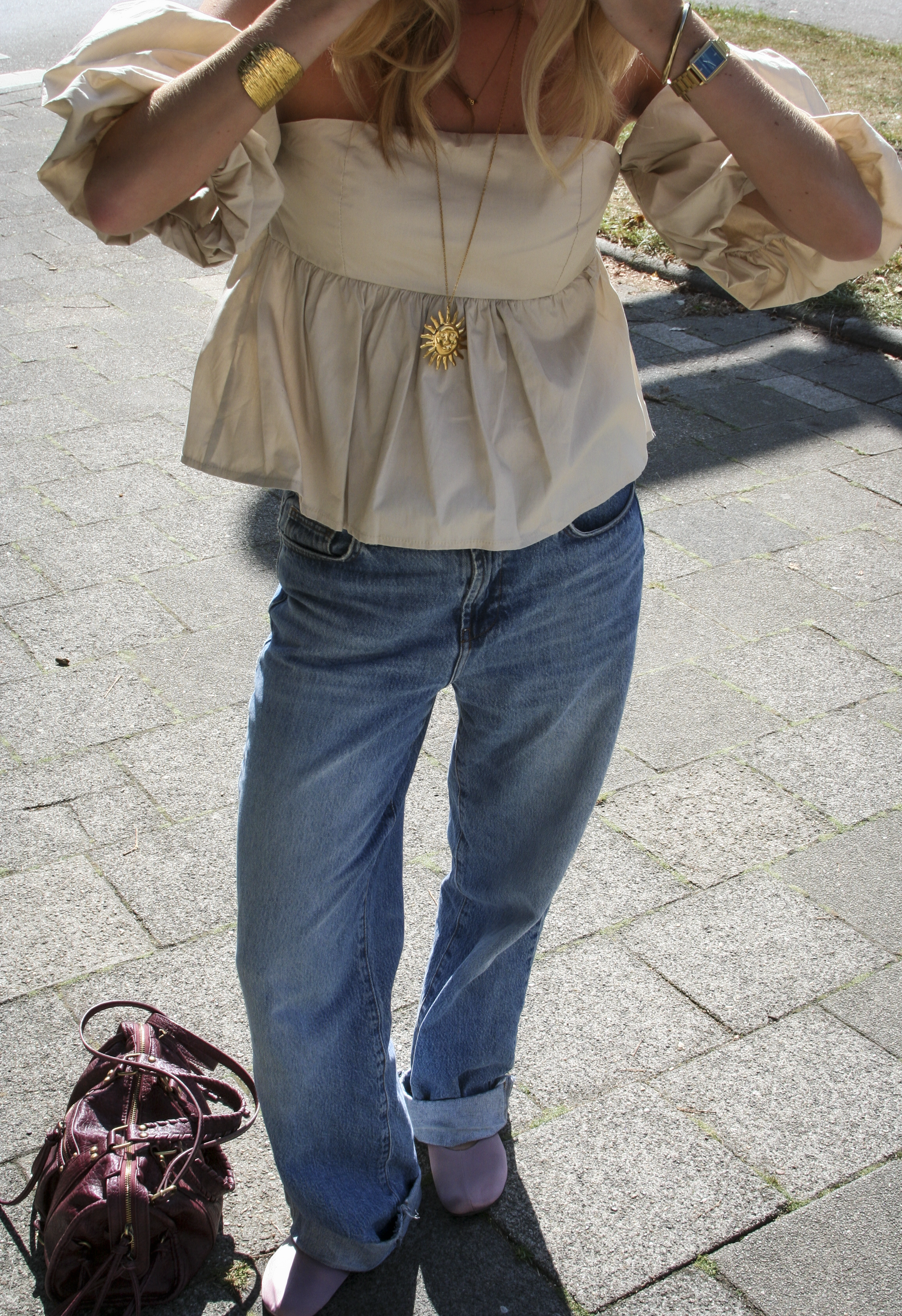 Gigi Off-shoulder top beige